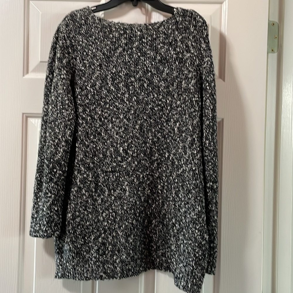 Ladies lightweight black & white tunic sweater  (not sold)